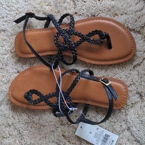 NWT - Strappy flat sandals - size 8.5